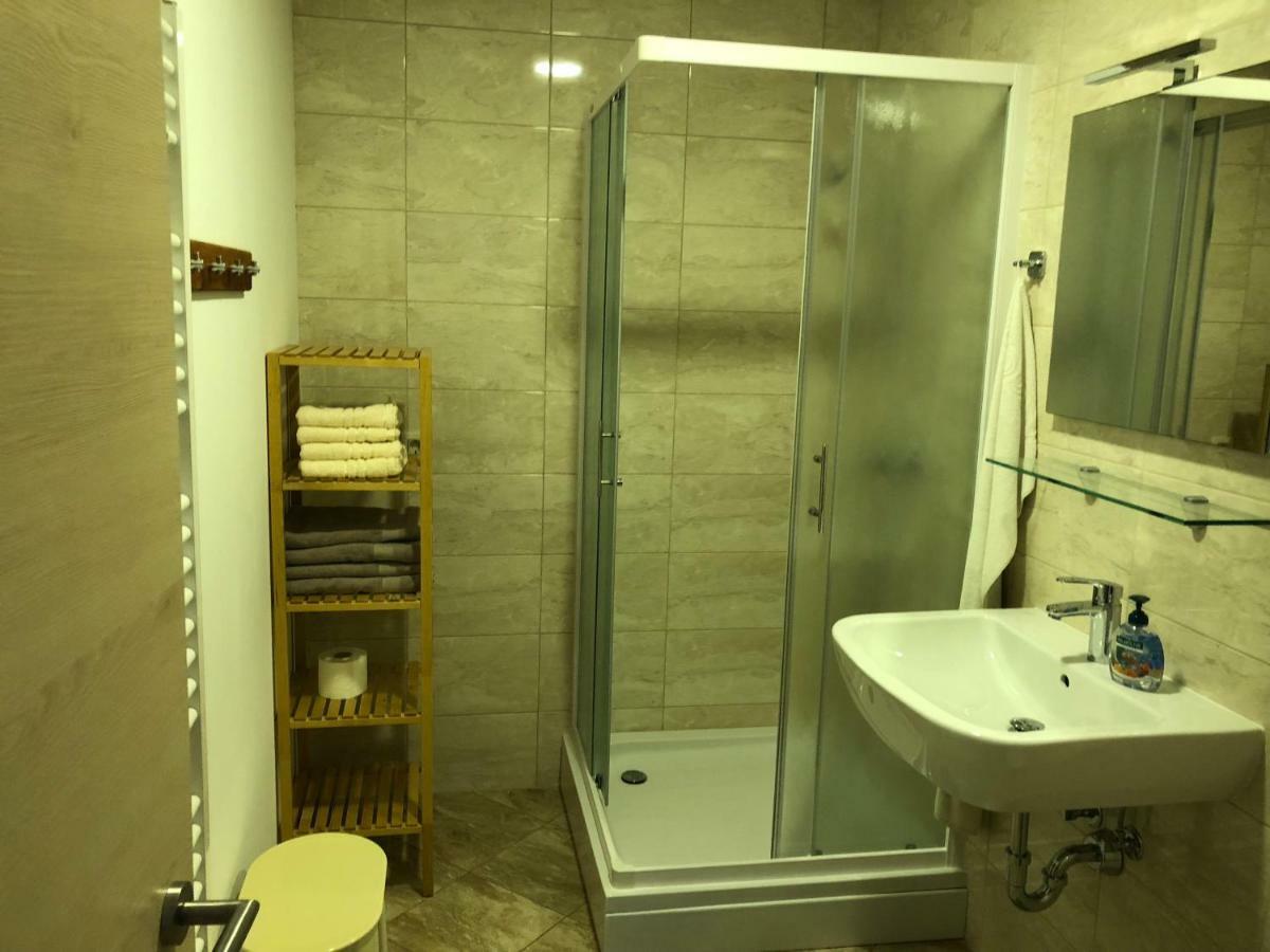Apartma Linhartov Trg ラドヴリツァ エクステリア 写真